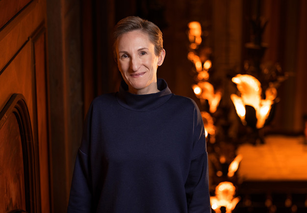 Kvinna som ler. Fotografi.