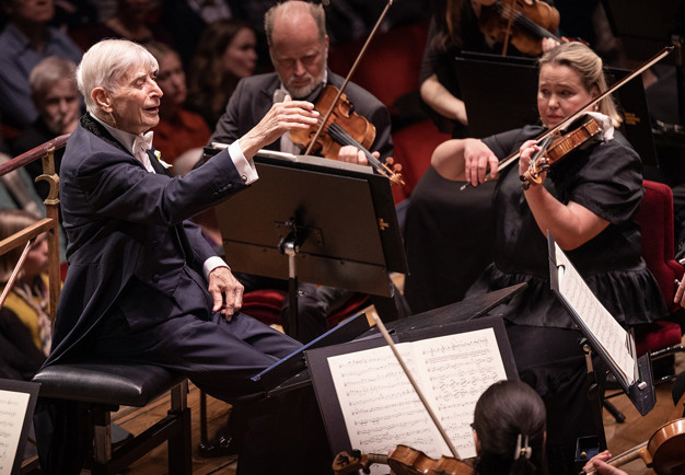 Man som dirigerar. Fotografi.