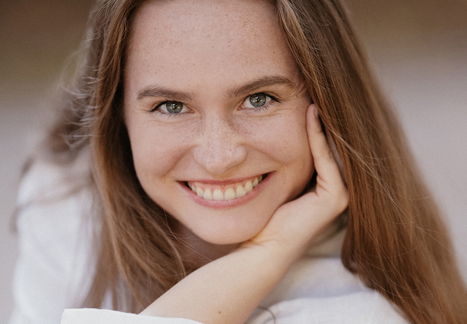 Närbild på kvinna som ler. Fotografi.