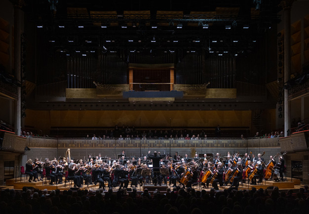 Kungliga Filharmonikerna med chefdirigent Ryan Bancroft
