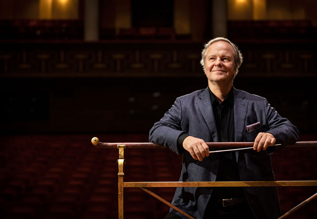 Man som står på en pult. Fotografi.