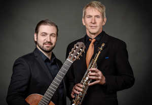 Två män med instrument. Fotografi.