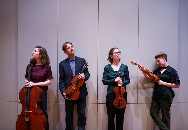 Fyra musiker med instrument. Fotografi.