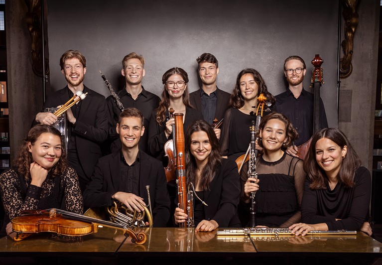 Grupp med unga musiker som ler. Fotgorafi.