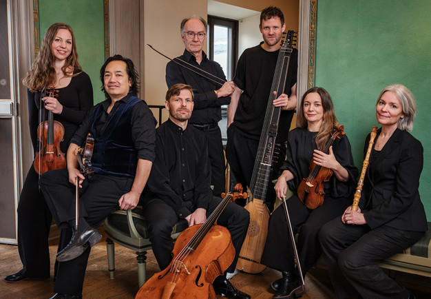 Stor grupp med musiker. Fotografi.