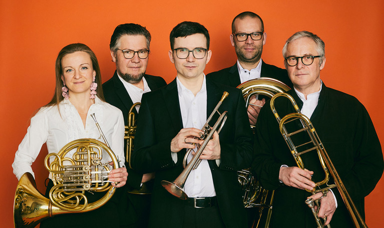 Grupp av musiker med instrument. Fotografi.