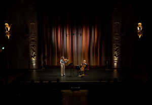 Kvinnor som är glada. Fotografi.