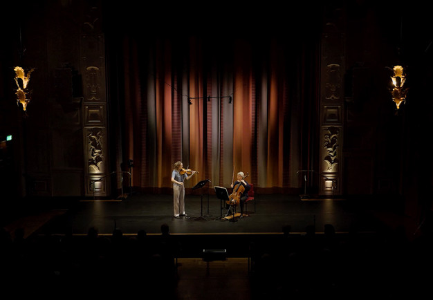 Kvinnor som är glada. Fotografi.