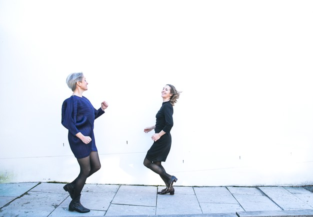 Två kvinnor som dansar. Fotografi