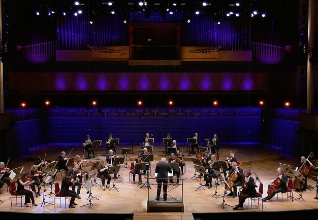 Orkester som spelar. Fotografi.