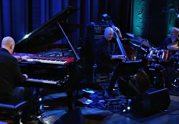 Jazzmusiker spelar. Bild ur video