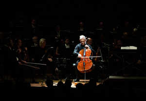 Man med cello. Fotografi.