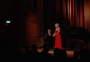 Kvinna som sjunger. Fotografi.