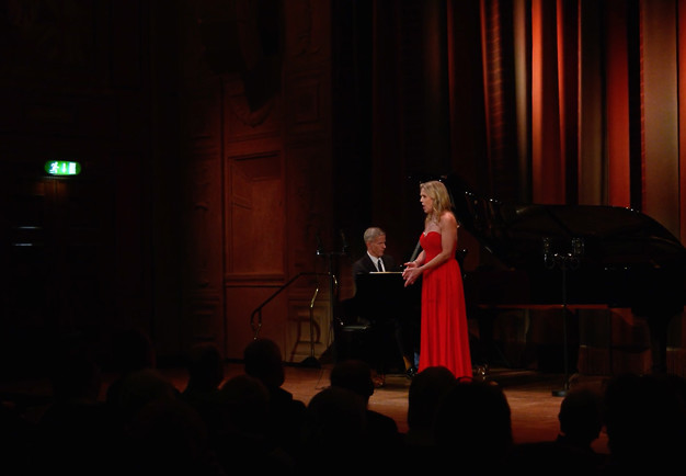 Kvinna som sjunger. Fotografi.