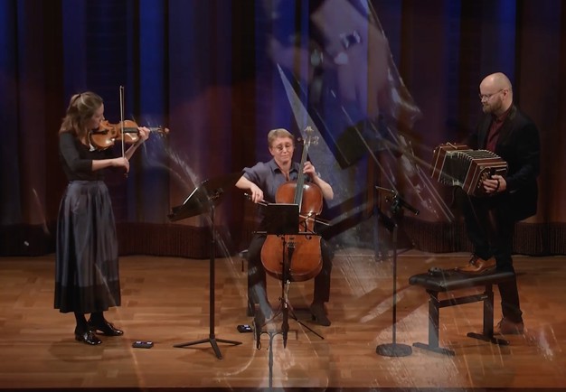 Musiker som spelar. Utdrag ur filmen.