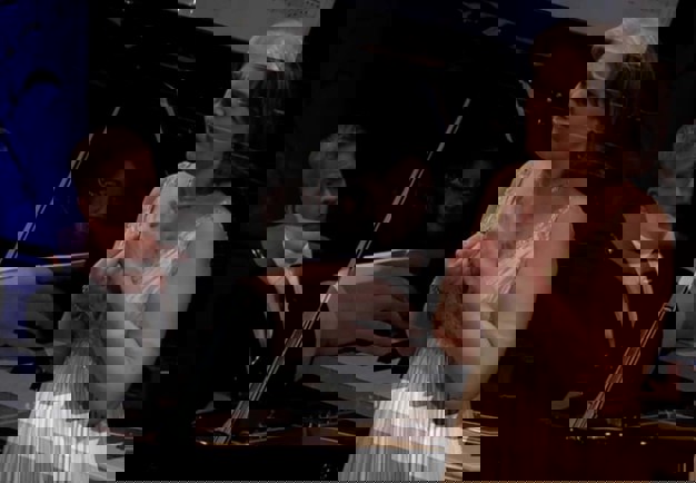 Kvinna som sjunger. Fotografi.