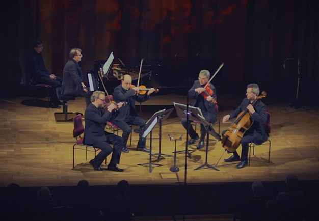 Utdrag ut filmen med kvartett i ramkant av scne och pianist bakom kvartetten. Fotografi.