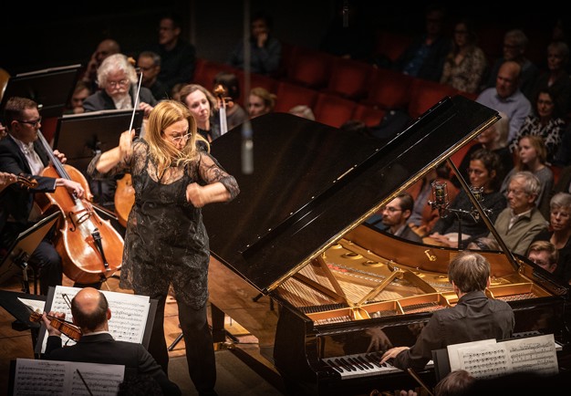 Man som spelar piano. Fotografi.