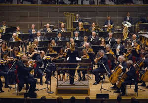 Utdrag ur filmen Final Fantasy. Kungliga Filharmonikerna på podiet. Fotografi.