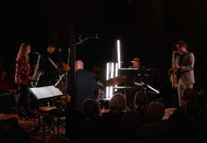 Man som spelar klarinett. Fotografi.