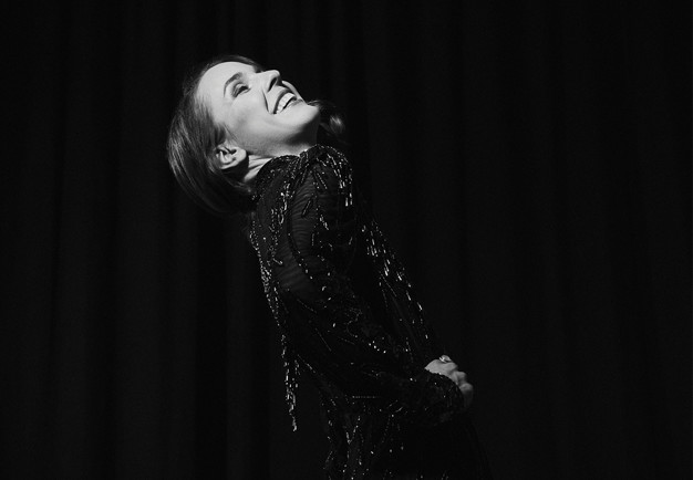 Färgstark kvinna. Fotografi.