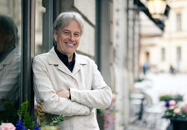 Närbild på man med vit kavaj. Fotografi.