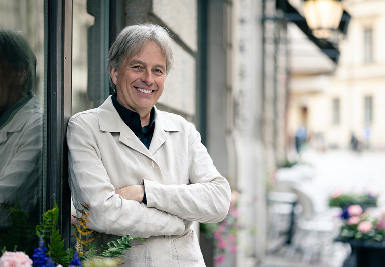 Närbild på man med vit kavaj. Fotografi.