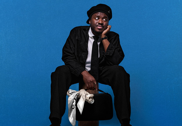 Man som sitter och funderar. Fotografi.