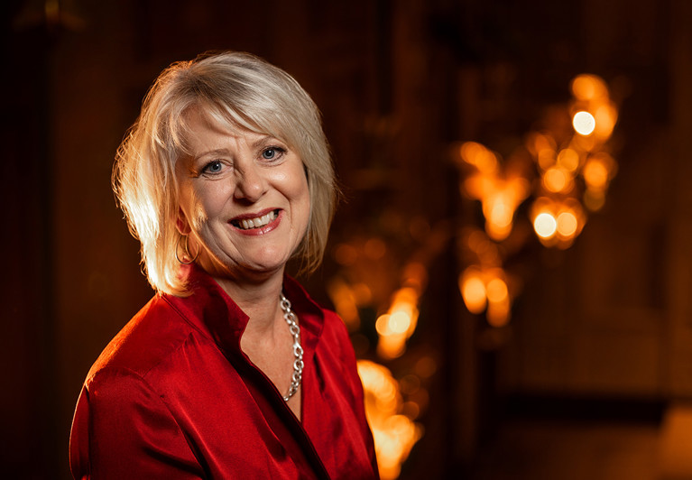 Leende kvinna. Fotografi.