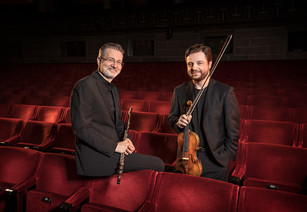 Två män som tittar in i kameran. Fotografi.