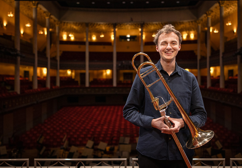 Närbild på man som ler. Fotoggrafi.