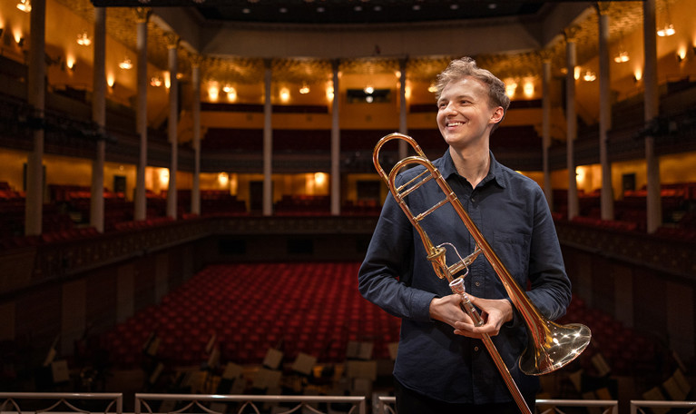 Musiker med instrument. Fotografi.