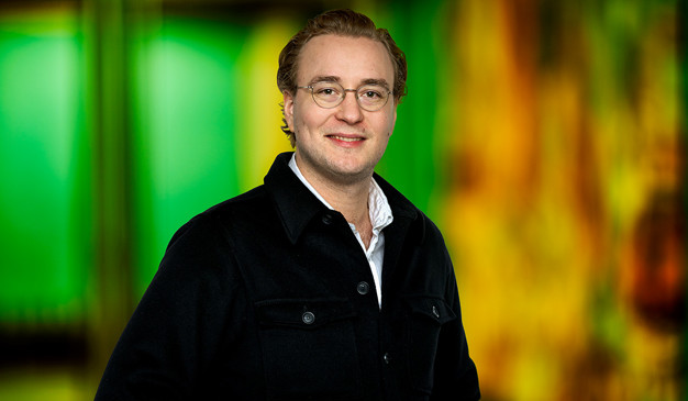 Man som tittar in i kameran. Fotografi.