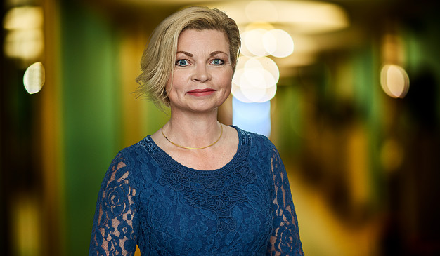 Musiker som tittar in i kameran. Närbild. Fotografi.