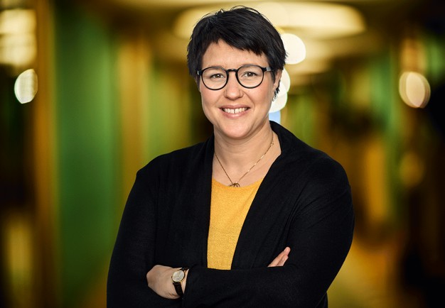 Bild på en glad Emma. Fotografi.