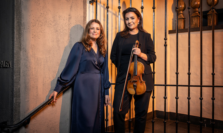 Två glada musiker. Fotografi.