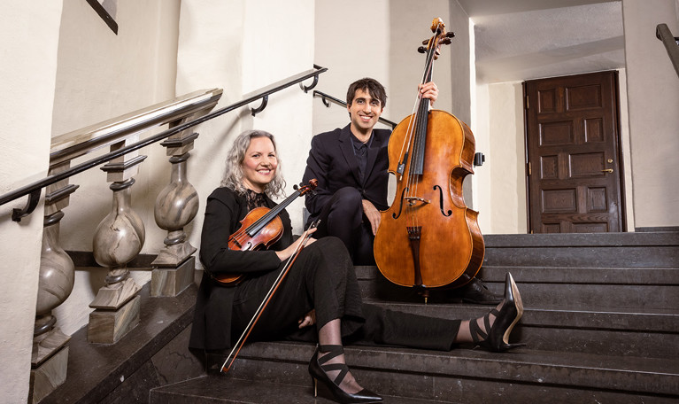 Två glada musiker. Fotografi.