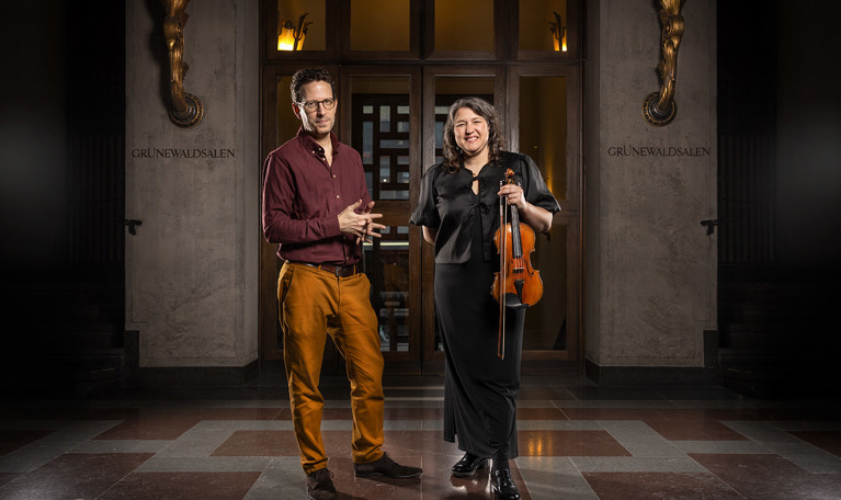 Två glada musiker. Fotografi.