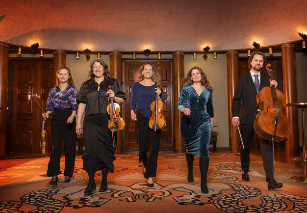 Musiker med instrument. Fotografi.