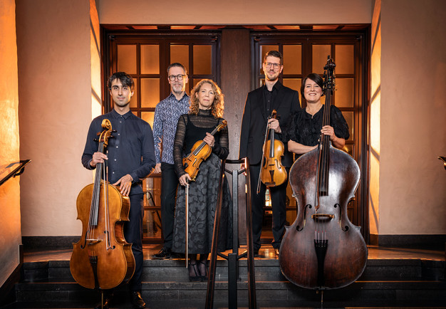 Musiker med instrument. Fotografi