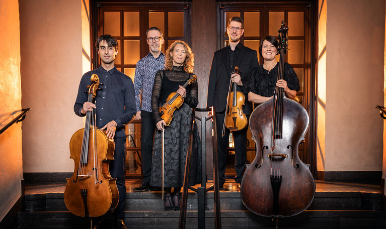 Musiker med instrument. Fotografi