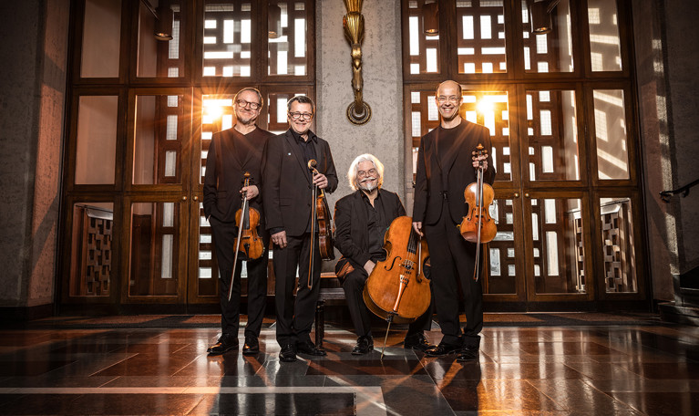 Grupp med musiker med instrument. Fotografi.