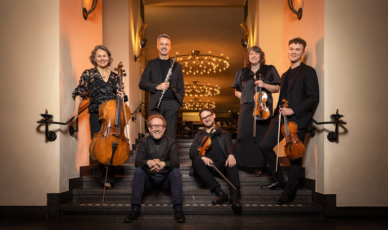 Grupp med musiker med instrument. Fotografi.