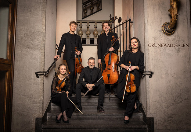 Grupp av musiker med instrument. Fotografi.