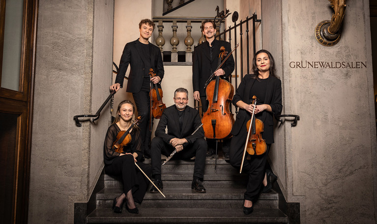 Grupp av musiker med instrument. Fotografi.