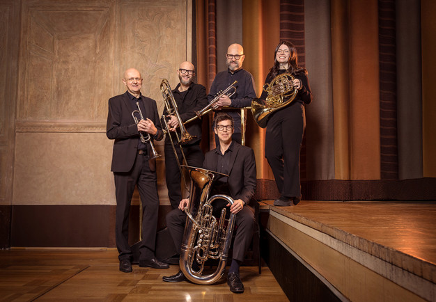 Musiker med instrument. Fotografi.