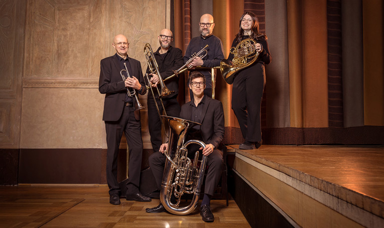 Musiker med instrument. Fotografi.