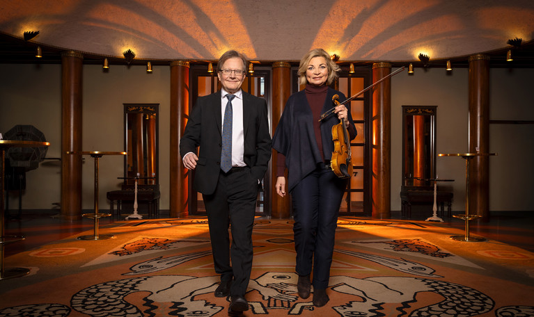 Grupp av musiker med instrument. Fotografi.