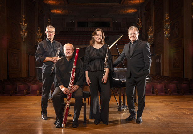 Grupp av musiker med instrument. Fotografi.