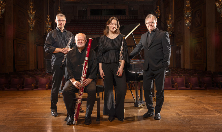 Grupp av musiker med instrument. Fotografi.